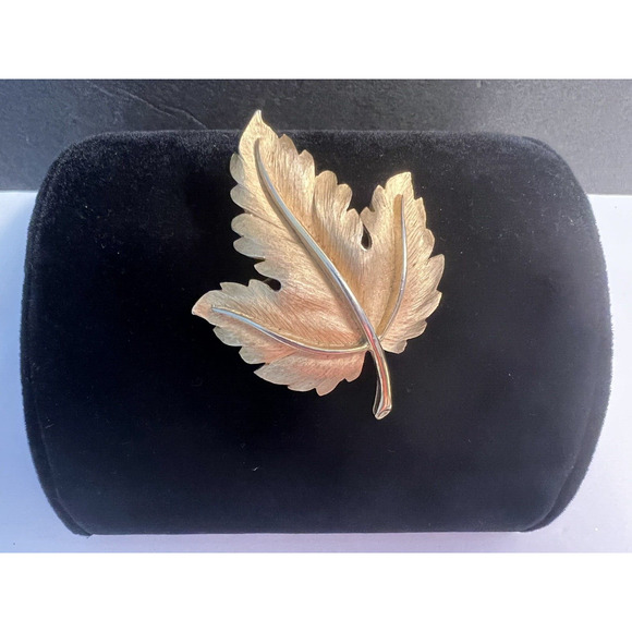 Vintage Designer Signed TRIFARI Gold Tone Leaf Brooch Pin - Picture 1 of 3
